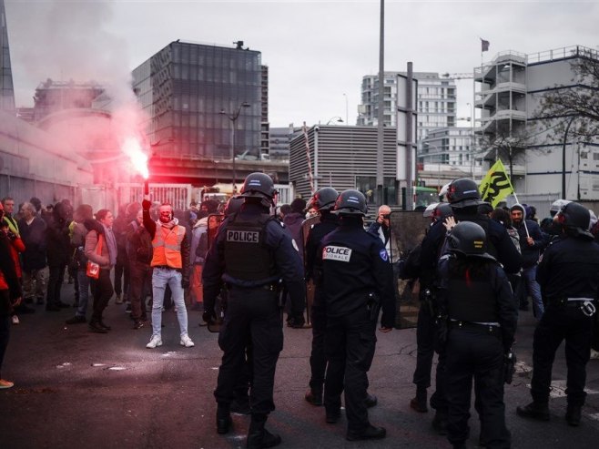 Protesti u Pariz (Foto: EPA-EFE/YOAN VALAT) - 