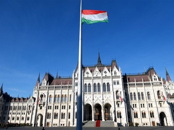 Zgrada mađarskog Parlamenta (Foto: EPA-EFE/Noemi Bruzak) - 