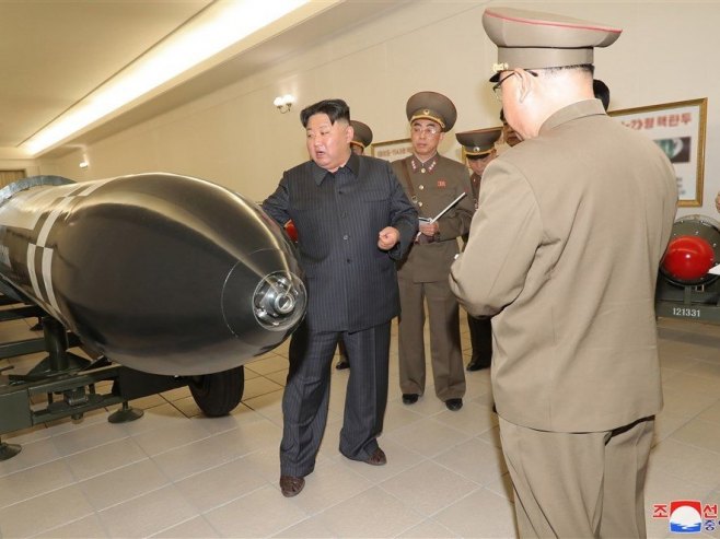 Kim DŽong Un predstavio nuklearne bojeve glave (Foto: EPA-EFE/KCNA) - 