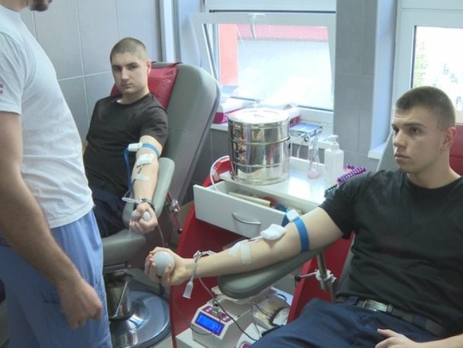 Policija - davanje krvi - Foto: RTRS