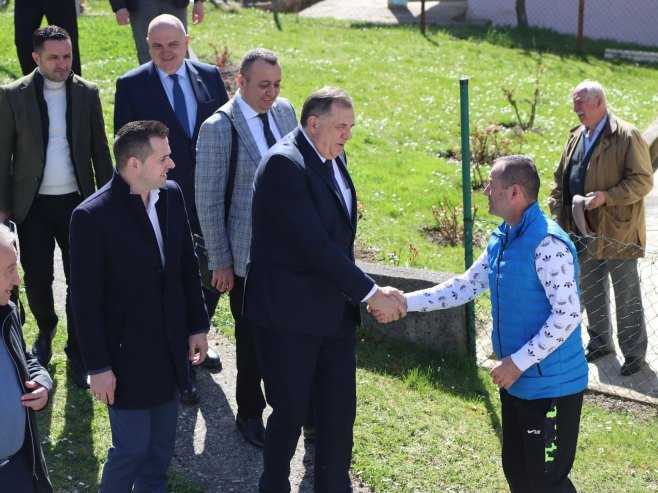 Dodik u posjeti višečlanoj porodici Badnjak - Foto: 