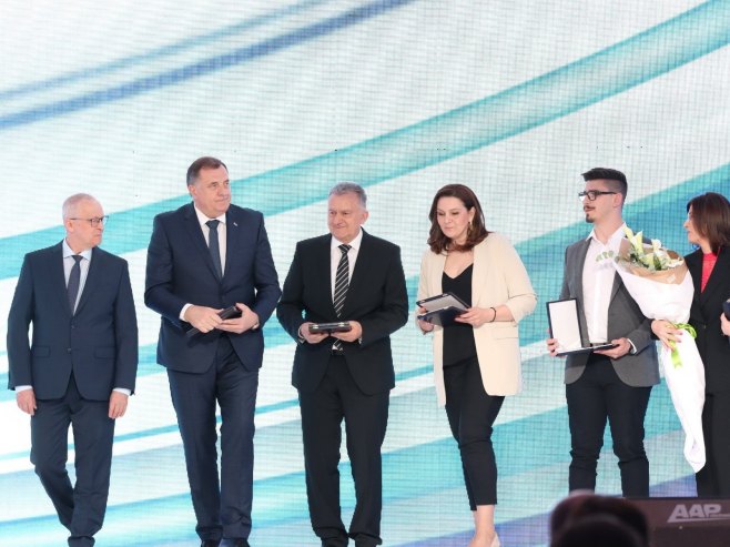 Izabrani najuspješniji u privredi Srpske; Dodiku priznanje Privredne komore (FOTO/VIDEO)