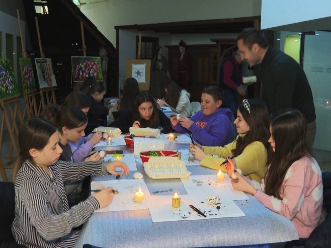Banjalučki osnovci uče kako se šaraju jaja voskom - Foto: RTRS