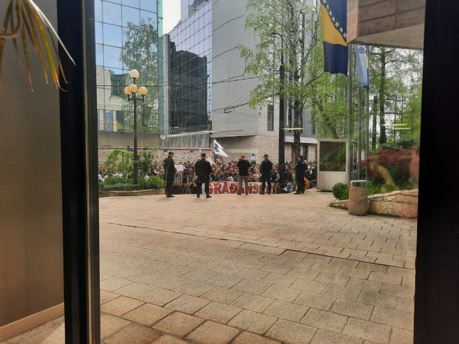 Protest ispred Parlamenta FBiH - Foto: RTRS