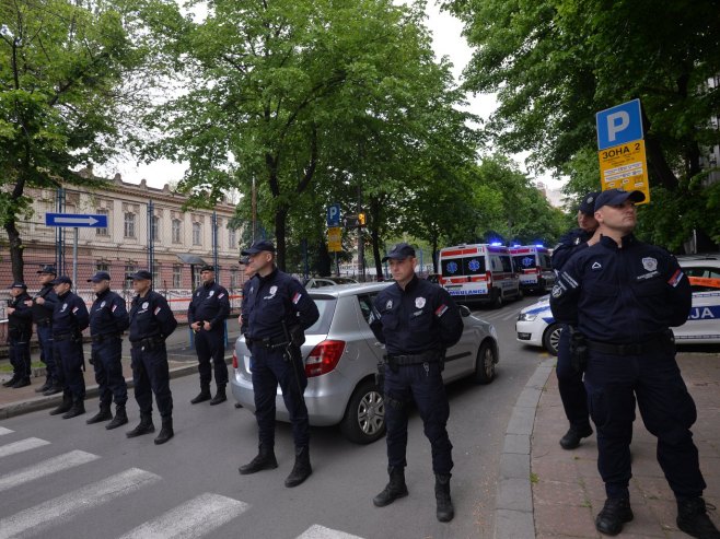 Policija ispred OŠ "Vladislav Ribnikar" (foto: TANJUG / ZORAN ŽESTIĆ) - 