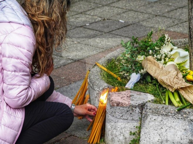 Djeca i građani polažu cvijeće i pale svijeće  (Foto:VLADIMIR ŠPORČIĆ /TANJUG) - 