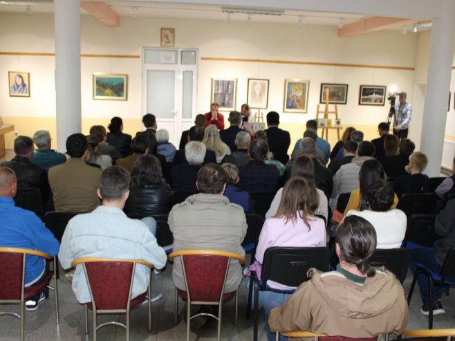 Lopare - književno veče - predstavljene dvije knjige Gorana Petrovića - Foto: SRNA