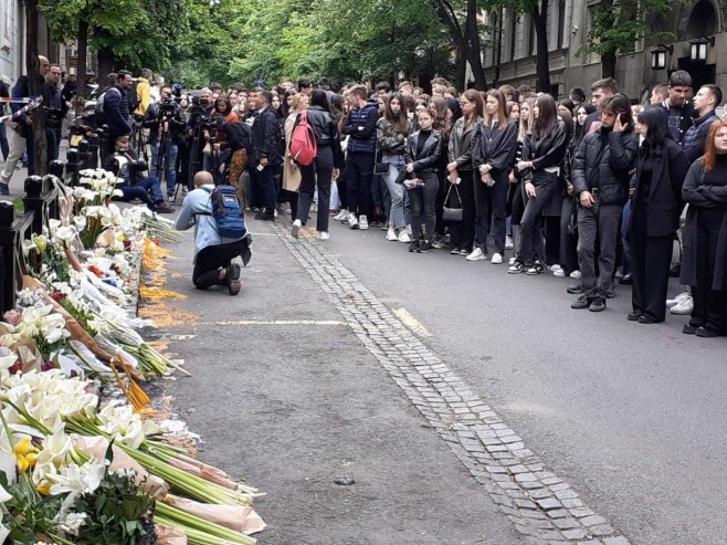 Učenici škole "Vladislav Ribnikar" polažu cvijeće ispred svoje škole - Foto: RTRS