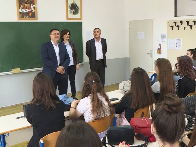 Vlado Đajić u posjeti Medicinskoj školi u Banjaluci - Foto: RTRS
