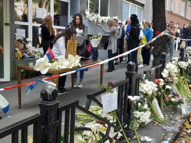 Ispred škole na Vračaru otvorena knjiga žalosti - Foto: RTRS