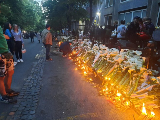 Beograđani odaju počast žrtvama Beograđani odaju počast žrtvama - Foto: RTRS