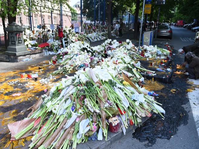 Odavanje pošte ubijenim (Foto: TANJUG/ STRAHINJA AĆIMOVIĆ) - 