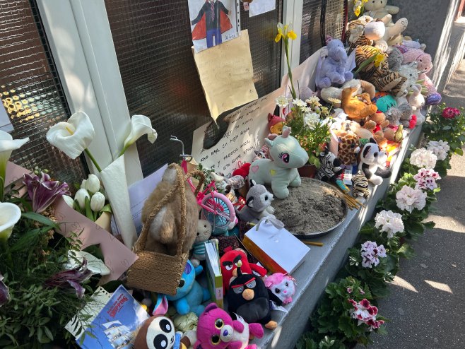 Polaganje vijenaca i palenje svijeća (foto:TANJUG/ Ministarstvo prosvete/Jelena Parezanović/ bg) Polaganje vijenaca i palenje svijeća (foto:TANJUG/ Ministarstvo prosvete/Jelena Parezanović/ bg) -