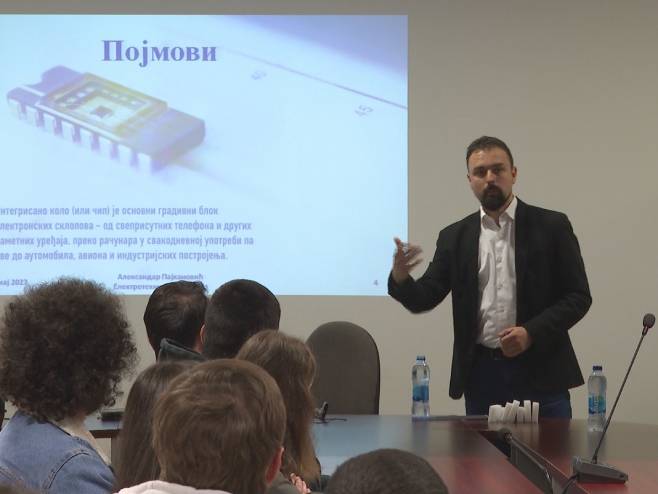 Elektrotehnički fakultet predstavio prvi integrisani čip - Foto: RTRS