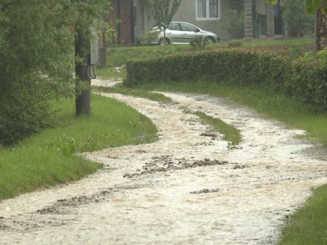Obilne padavine u Mionici, ulice poplavljene, vrtić pod vodom