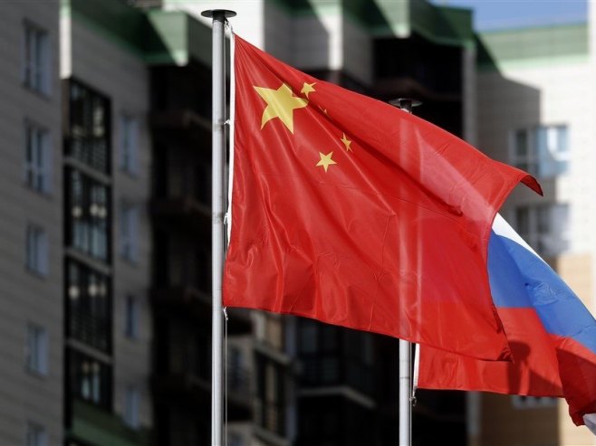 Kineska i ruska zastava (Foto: EPA/MAXIM SHIPENKOV) - 
