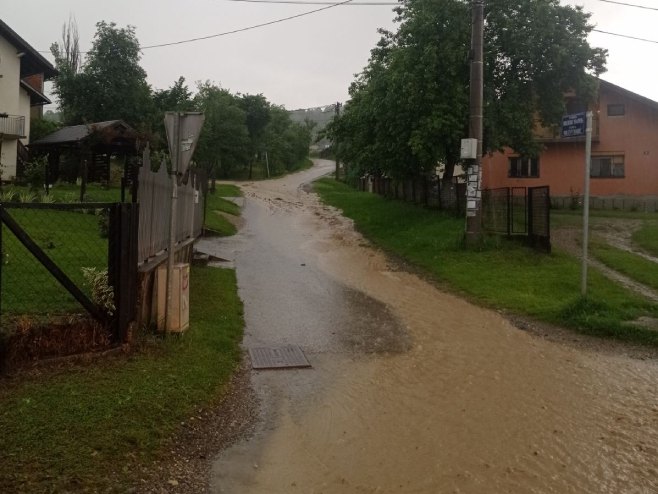 Česma - poplavljene ulice - Foto: RTRS
