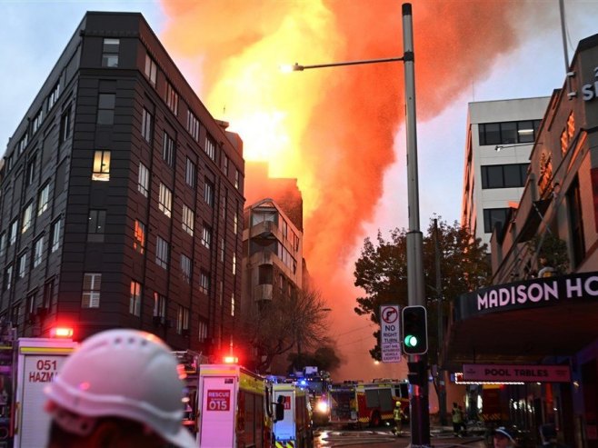 Gori zgrada u Sidneju (Foto. EPA-EFE/DEAN LEWINS) - 