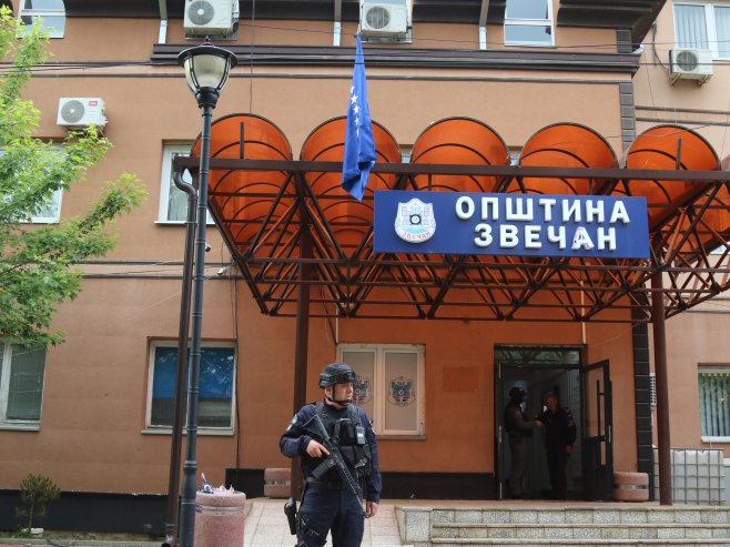 Zaposleni probili kordon KFOR-a ispred opštine Zvečan, policija tzv. Kosova upotrijebila suzavac