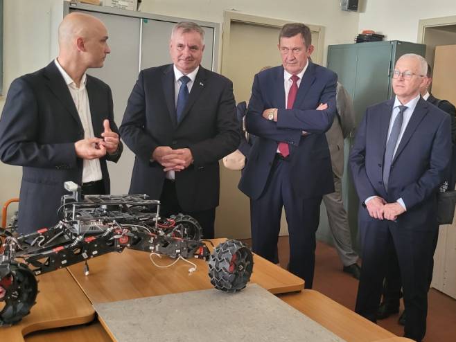 Višković i delegacija Srpske u posjeti Univerzitetu u Trstu (Foto: Vlada Srpske) Višković i delegacija Srpske u posjeti Univerzitetu u Trstu (Foto: Vlada Srpske) -