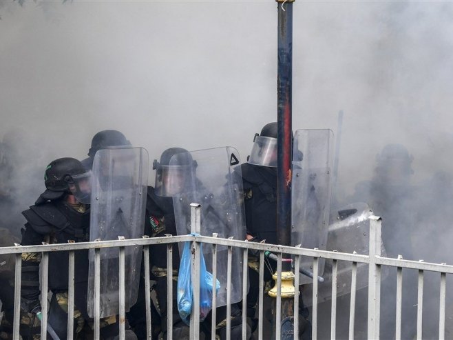 Sukobi u Zvečanu (Foto: EPA-EFE/GEORGI LICOVSKI) - 