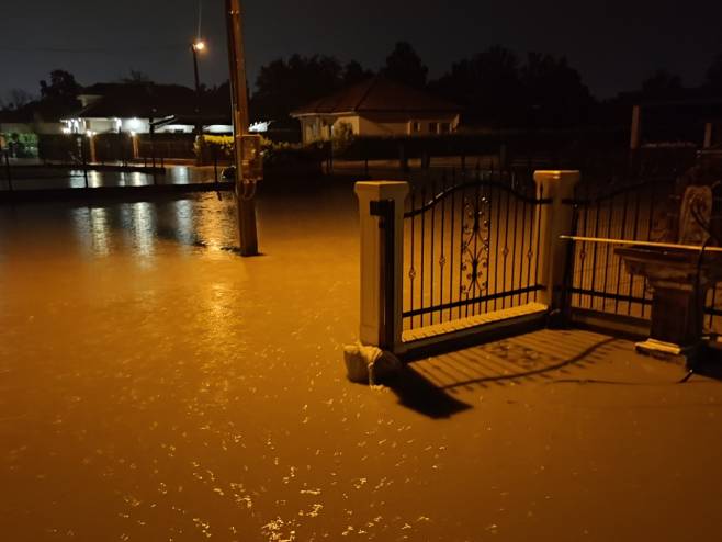 Poplava u banjalučkom naselju Priječani; Izlile se oborinske i fekalne vode (VIDEO)