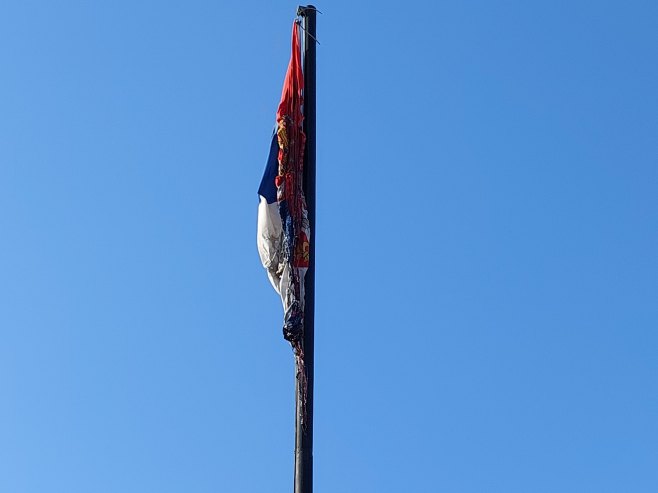 Zapaljena zastava u Gračanici (Foto: TANJUG/ DOPISNIŠTVO KIM/bs) - 