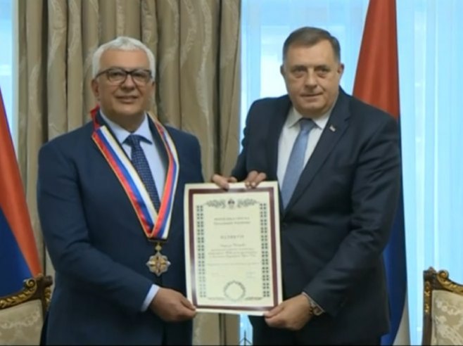 Dodik odlikovao Andriju Mandića (VIDEO)
