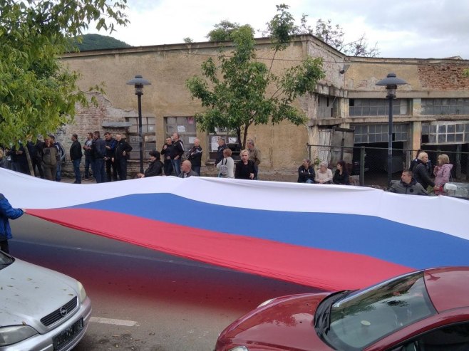 Zvečan, okupljeni razvukli srpsku zastavu (Foto: TANJUG/ DOPISNIŠTVO KIM/bs) - 