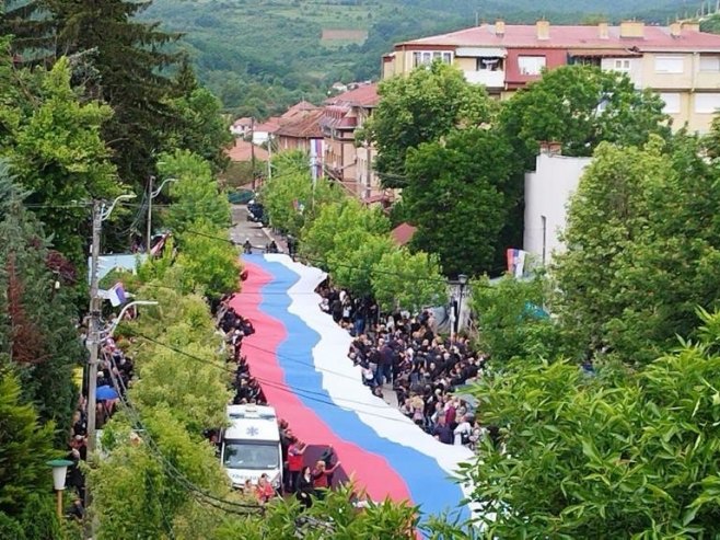 Razvučena zastava u Zvečanu (Foto: TANJUG/ STR/bs) - 
