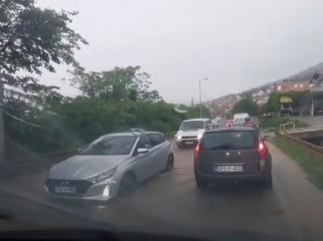 Snažno nevrijeme pogodilo Mostar; Saobraćaj usporen (VIDEO)