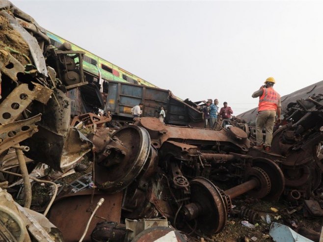 Željeznička nesreća u Indiji (foto: EPA-EFE/PIYAL ADHIKARY) - 