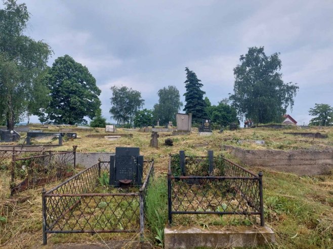 Uništeni skoro svi spomenici na groblju u južnoj Kosovskoj Mitrovici