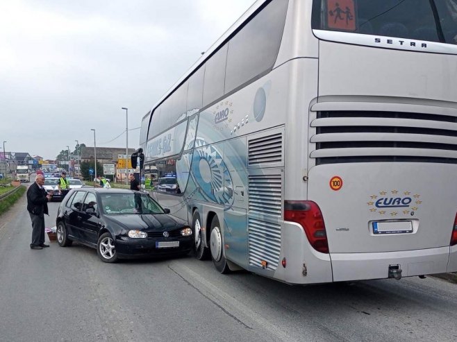 Desetoro djece i vodič lakše povrijeđeni u sudaru autobusa i automobila u Šapcu