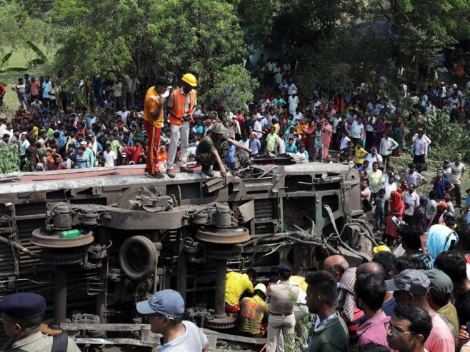 U Indiji 288 poginulih u željezničkoj nesreći, spasioci i članovi porodica pretražuju vagone (FOTO/VIDEO)