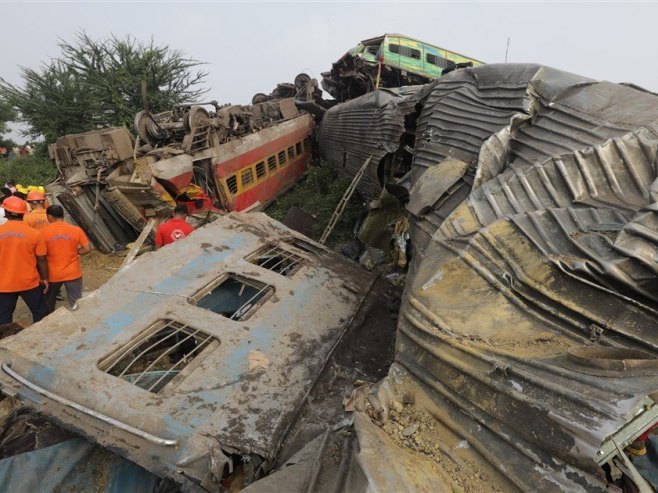 Željeznička nesreća u Indiji (Foto: EPA-EFE/PIYAL ADHIKARY) - 