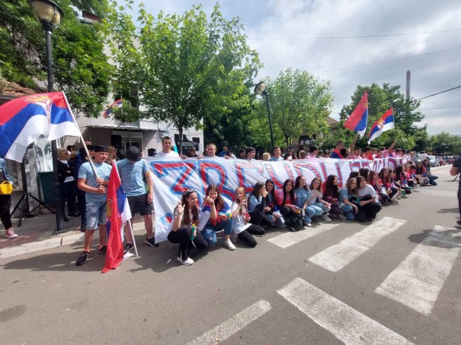 Maturanti  iz Zvečana obilježavaju posljednji dan škole (Foto: TANJUG/DOPISNIŠTVO KIM/bs) - 