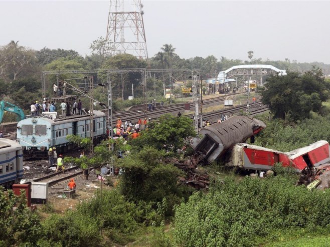 Željeznička nesreća u Indiji (Foto:  EPA-EFE/PIYAL ADHIKARY) - 
