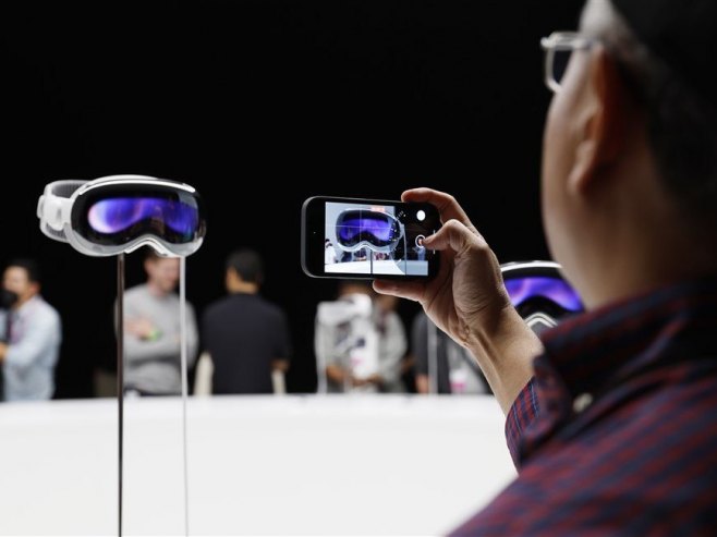 Epl predstavio naočale za virtuelnu realnost (Foto: EPA-EFE/JOHN G. MABANGLO) - 