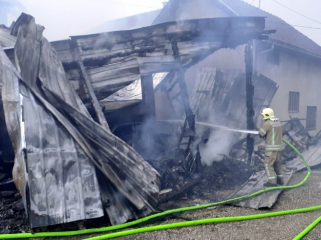 Prijedor: U požaru izgorjela automehaničarska radionica, kuća i više automobila (FOTO)