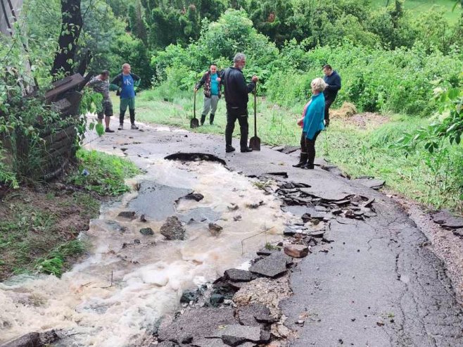 Oborinske vode uništile dio kolovoza u Banjaluci - Foto: RTRS