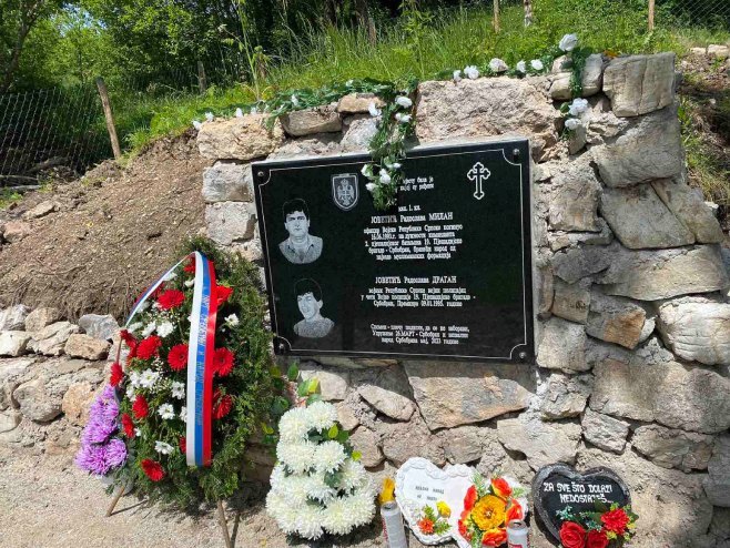 Ljuša - otkivena spomen ploča Milanu i Draganu Јovetiću Ljuša - otkivena spomen ploča Milanu i Draganu Јovetiću - Foto: RTRS
