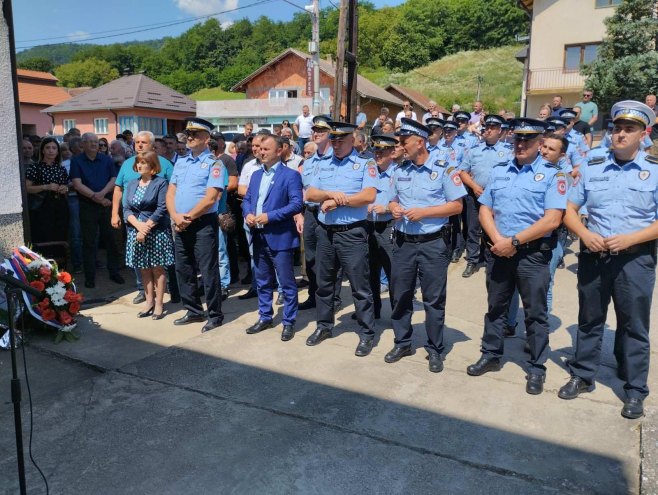 U Skelanima postavljena spomen-ploča nastradalim policajcima - Foto: SRNA