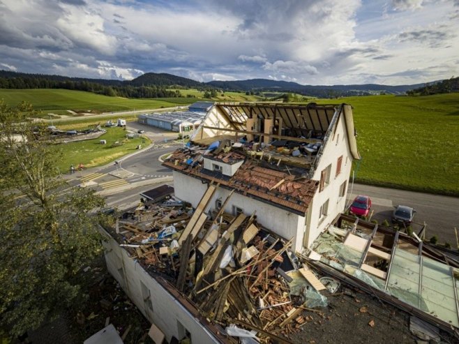 Tornado u Švajcarskoj (Foto: EPA-EFE/VALENTIN FLAURAUD) - 