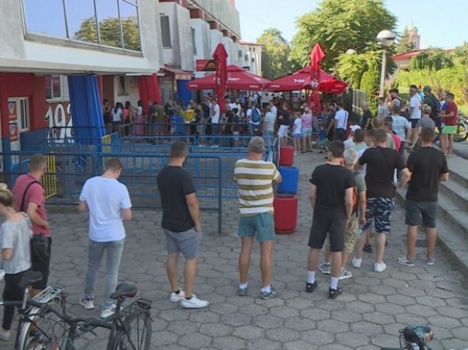 Redovi pred Gradskim stadionom u Banjaluci - Foto: RTRS