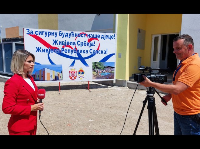 Reporter RTRS ispred vrtića Srbija - Foto: RTRS