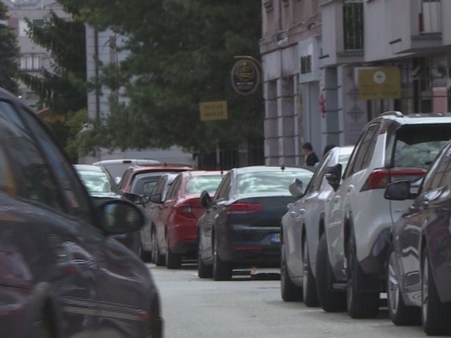 Banjaluka: Nesavjesni vozači parkiraju automobile i na ulazu u vrtić (VIDEO)