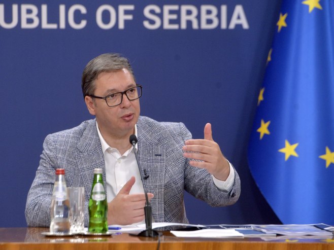 Vučić: Bećirović i Helez neka se bave rezolucijama i dronovima, a Srbija će putevima i rastom