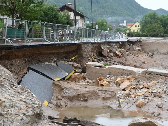 Slovenija - šteta od poplava (Foto: EPA/ZIGA ZIVULOVIC JR) - 