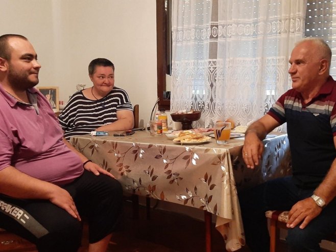 Arlov u posjeti porodici Zorić Arlov u posjeti porodici Zorić - Foto: RTRS